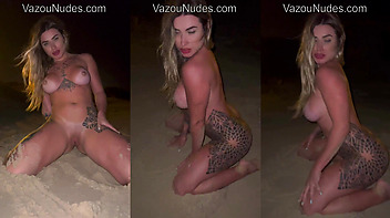 Julia Govea pelada mostrando a Buceta na Praia