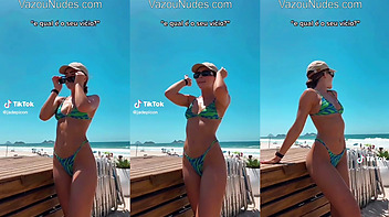 Jade Picon na praia