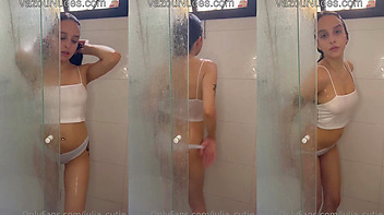 Vazou Novinha Julia Cutie Tomando Banho