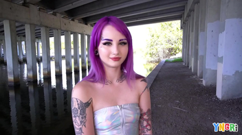 Tatuada magrinha de cabelo roxo no vídeo de sexo