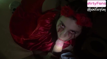 Ninfeta vestida de diabinha no vídeo de sexo extremo