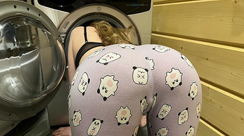 Gata amadora da branquinha fodida na máquina de lavar