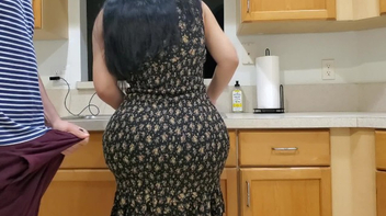 Mulher gostosa de grande bunda trepando na cozinha