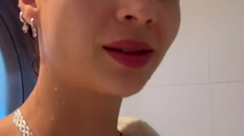 Cibelly Ferreira molhadinha mostrando a buceta apos o banho
