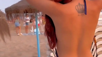 Cibelly Ferreira topless na praia exibindo os peitos grandes