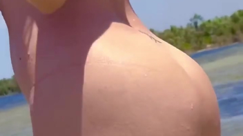 Video vazado Cibelly Ferreira nua em praia deserta mostrando a bunda