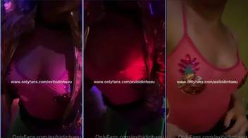 Exibidinhaeu trocando de roupa para ir para o carnaval
