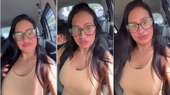 Alessandra Marques no carro se filmando