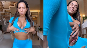 Mulher Melao esfregando a buceta no video porno