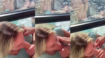 Loirinha do OnlyFans chupando a rola do namorado em vídeo exclusivo