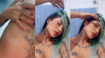 OnlyFans Tati Zaqui pelada se exibindo dentro do banheiro