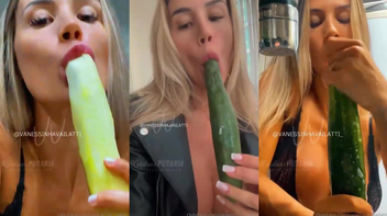 OnlyFans Vanessa Vailatti masturbando a buceta com o pepino