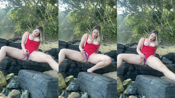 Dani Coelhinhaa Porn masturbando a buceta em cima da rocha