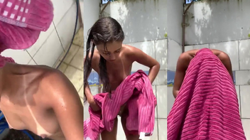 Magrinha do privacy nua durante banho sensualizando